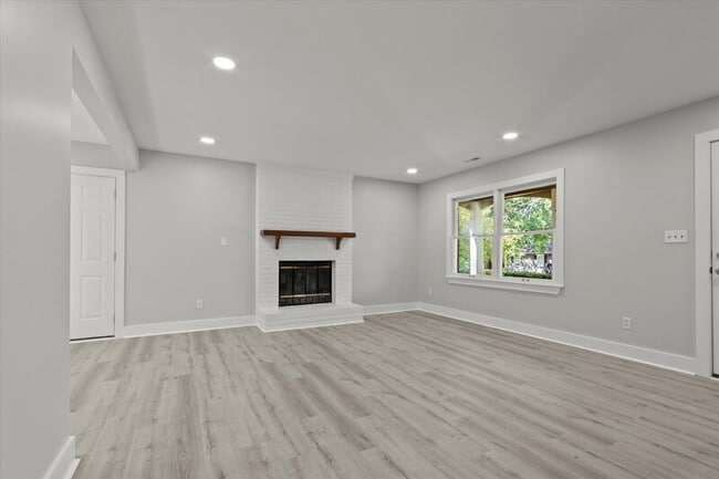 Foto del edificio - 233 Pine Ridge Rd
