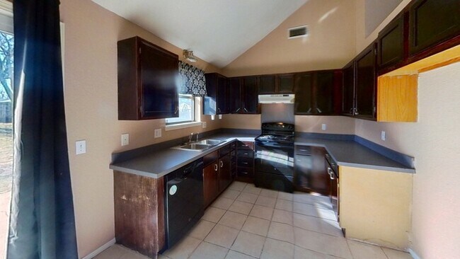 Foto del edificio - Great back yard Midwest City neighbors!