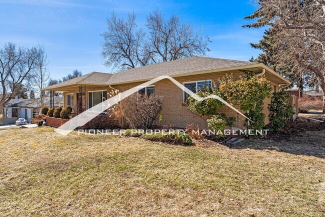 Building Photo - Gorgeous Home with Washer/Dryer and Fenced...