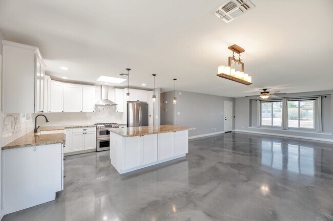 Building Photo - Great 3 Bedroom!  South Scottsdale.  Chef's Kitchen! Gas Cooktop!  Large Yard!