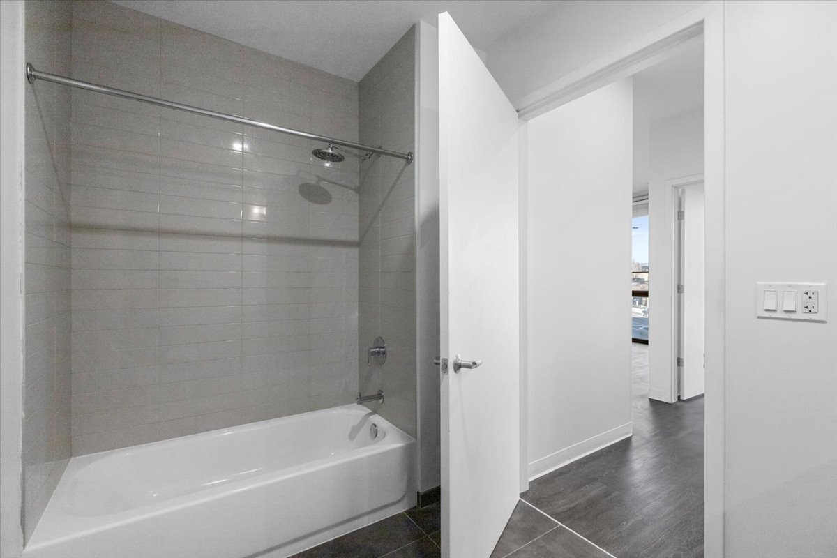 Primary Photo - 10 E Ontario St