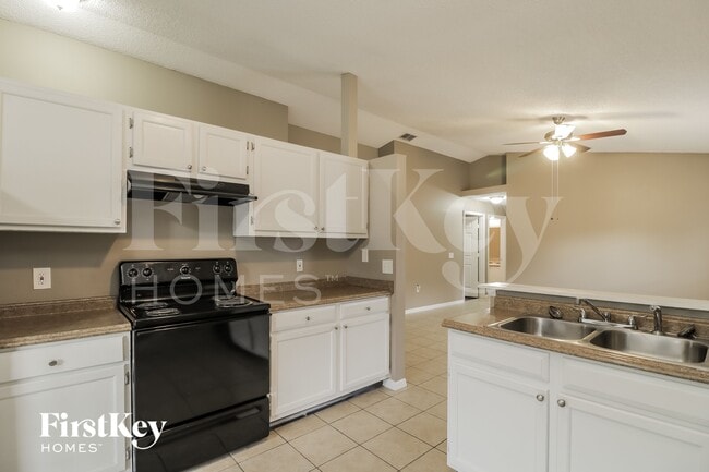 Foto del edificio - 7560 Groveoak Dr