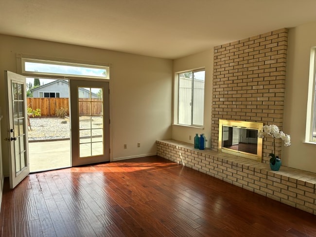 Foto del edificio - 2426 Carpinteria Dr