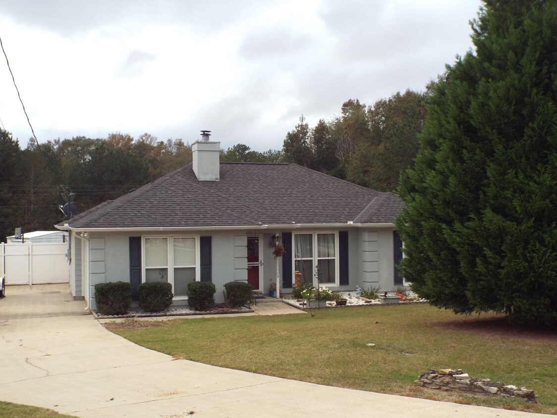 Primary Photo - 4 Bedroom, 2 Bath Home in Desirable Lee Co...