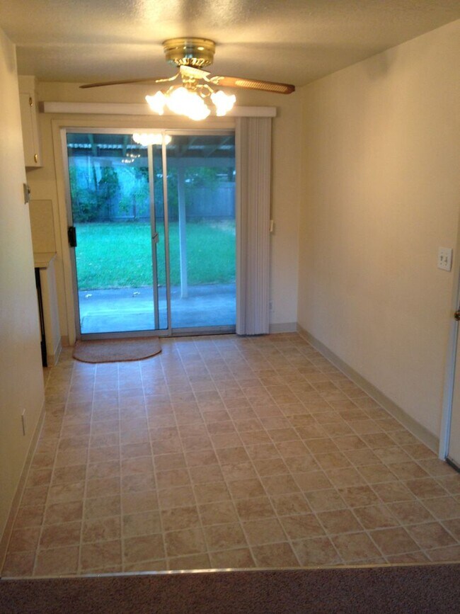 Building Photo - SW Eugene Home with fenced yard, garage an...
