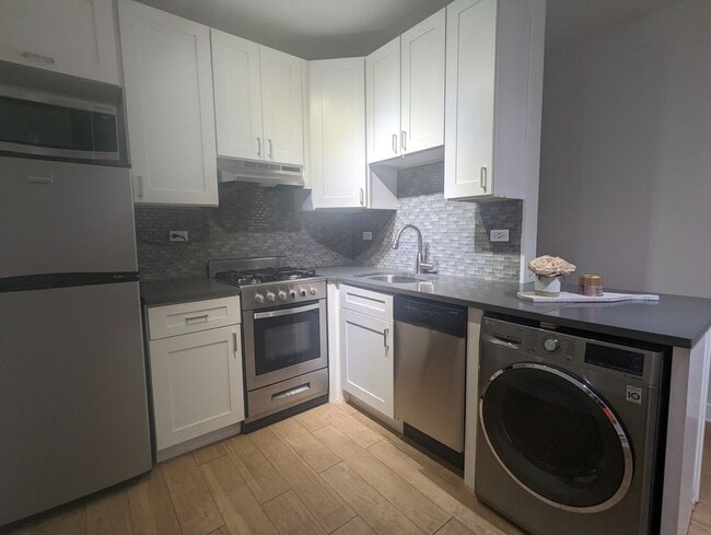 Building Photo - 511 W Belmont Ave