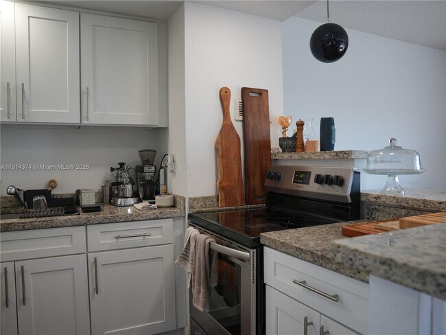 Foto del edificio - 880 NE 69th St