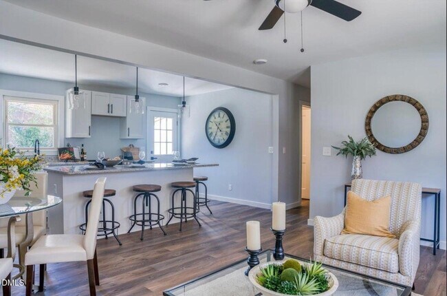 Building Photo - 2204 Emerson Pl