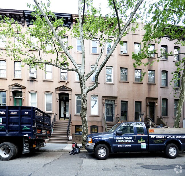Foto del edificio - 431 Clinton St