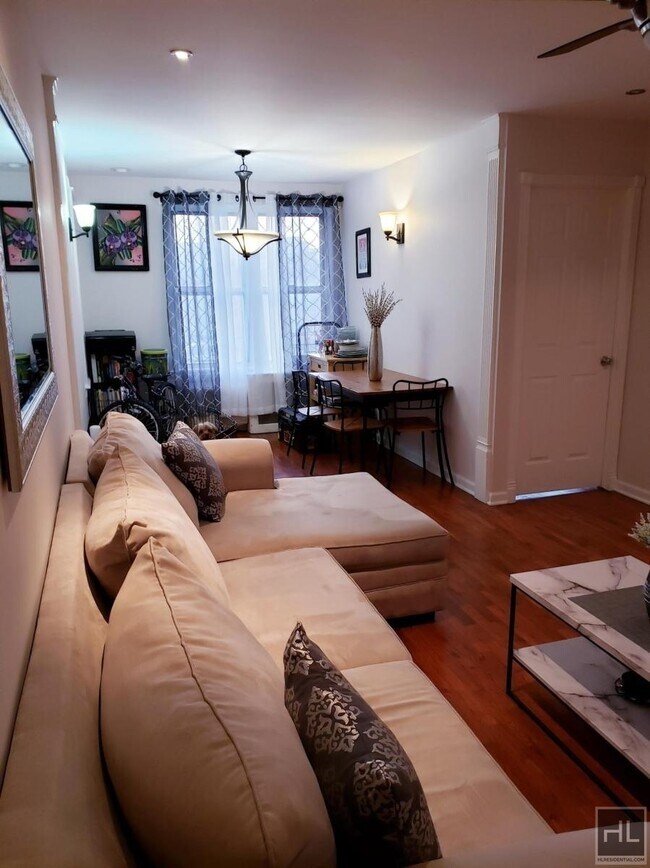 Building Photo - Mint and  Spacious  2 Bedrooms / 1 Bath.Do...