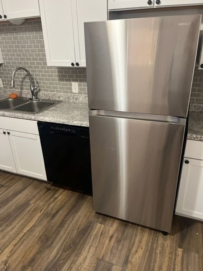 Foto del edificio - 3-Bedroom Home with Spacious Backyard and ...