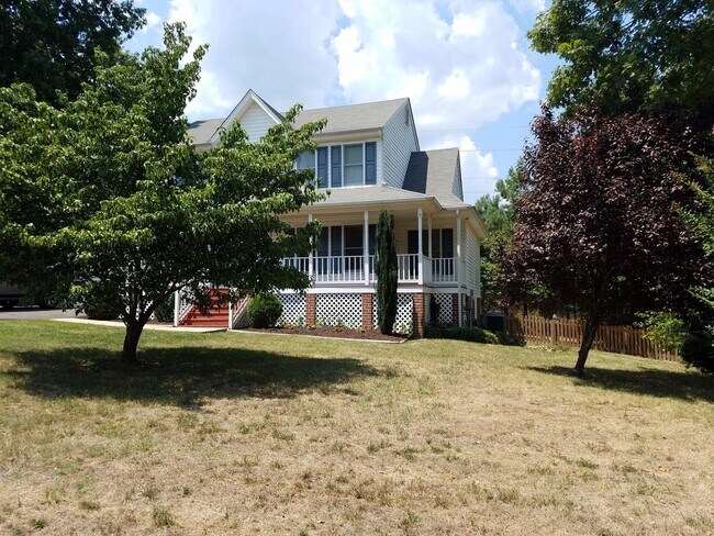 Foto del edificio - 4 bed room home in Midlothian with fenced rear yard