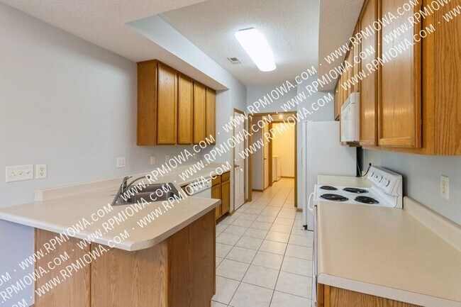 Building Photo - RENT SPECIAL!! 2 Bedroom, 2.5 Bathroom Tow...