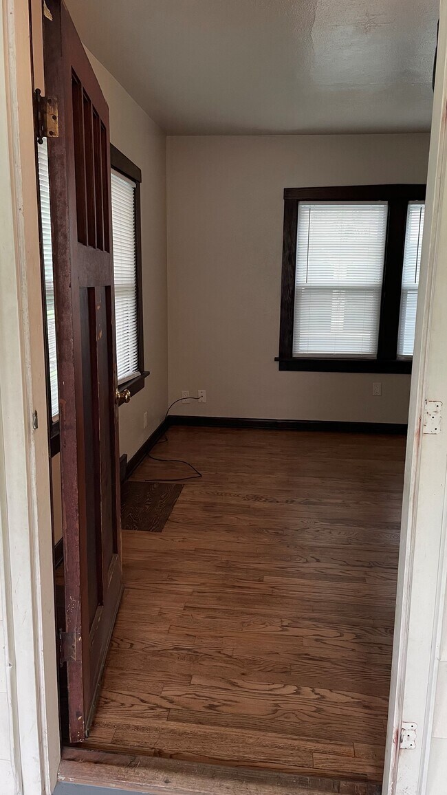 Building Photo - 825 Hudson Ave