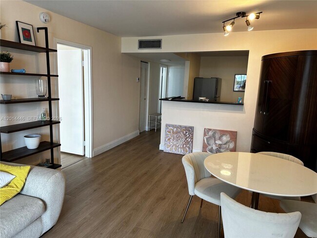 Foto del edificio - 2821 N Miami Beach Blvd