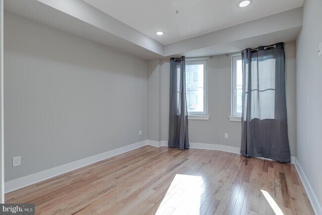 Building Photo - 2113 Master St