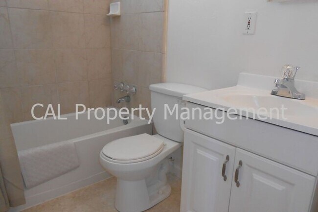 Building Photo - 3 Bedroom in North Salinas