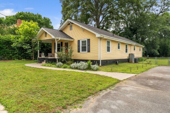 Foto del edificio - Quaint 3-Bedroom Retreat with Fireplace & ...