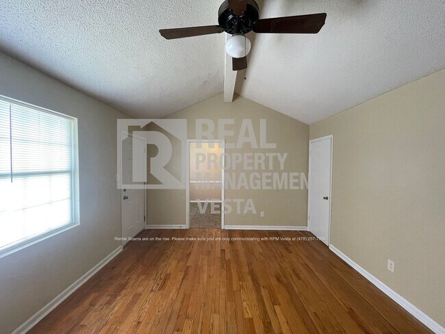 Building Photo - Three Bedroom Home in Warner Robins