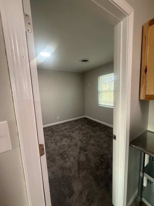 Building Photo - 715 Demaret Dr