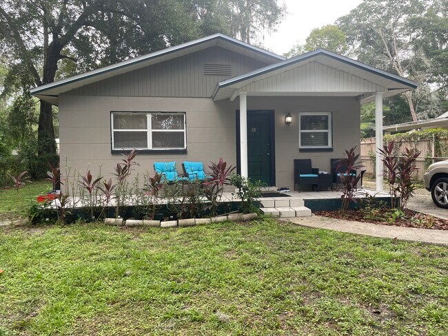 Front of house. Porch and driveway - 914 NW 40th Ave
