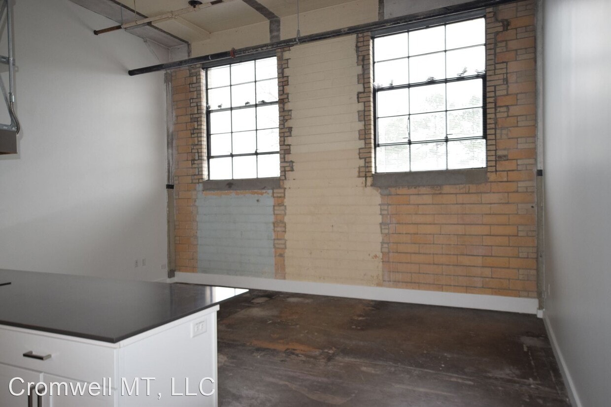 Primary Photo - 1302 E 6th St
