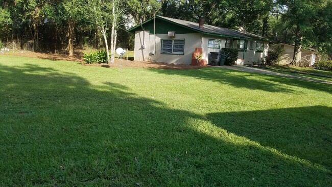 Foto del edificio - 3/2.5 House with large yard walking distan...