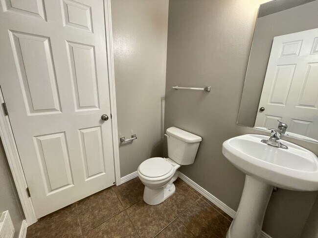 Building Photo - 2 Bed, 1.5 Bath Town Home - Idaho Falls