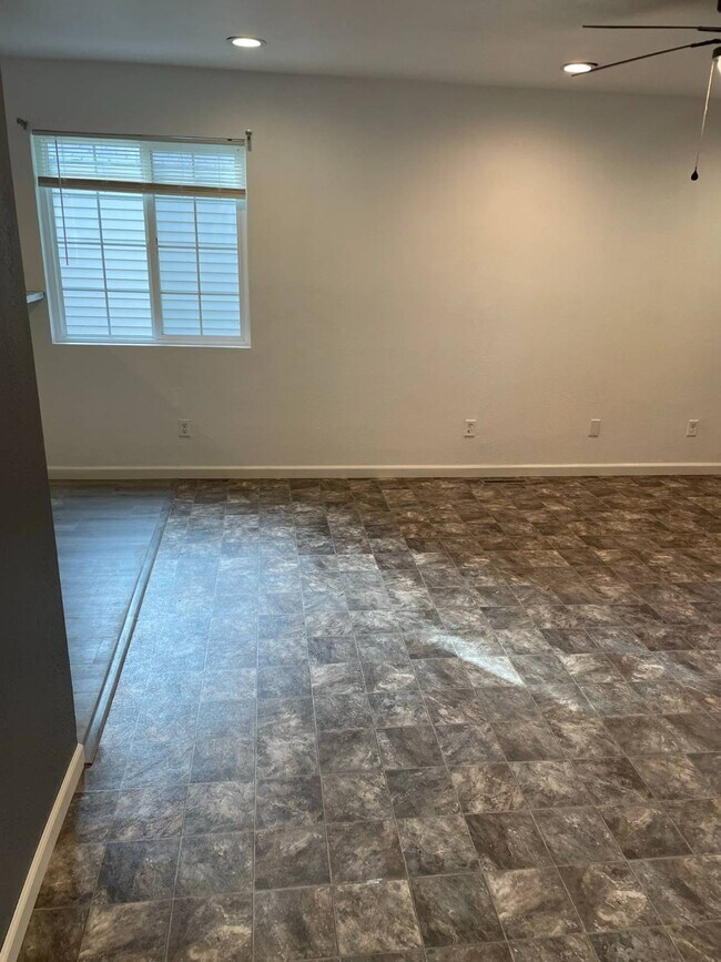 Building Photo - 608 W 8th St