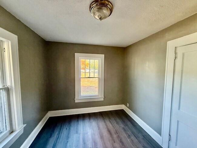 Foto del edificio - Charming 3-Bedroom Home in the Heart of Bu...