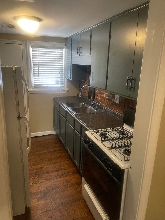 Building Photo - Charming Downtown 1-Bedroom Apartment with...