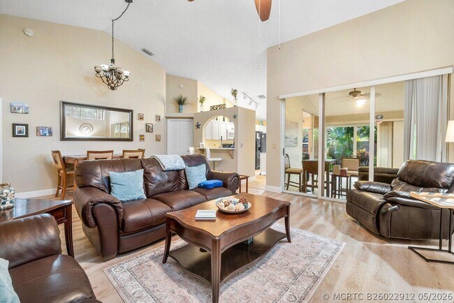 Foto del edificio - 1804 Rosewood Way