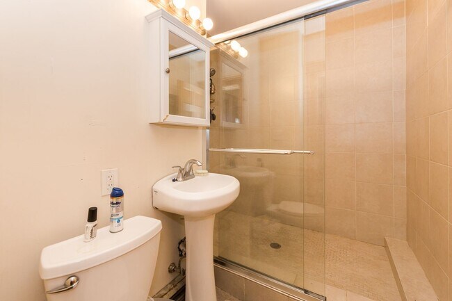 Building Photo - Spacious 6-Bed, 2-Bath Apartment Near Nort...