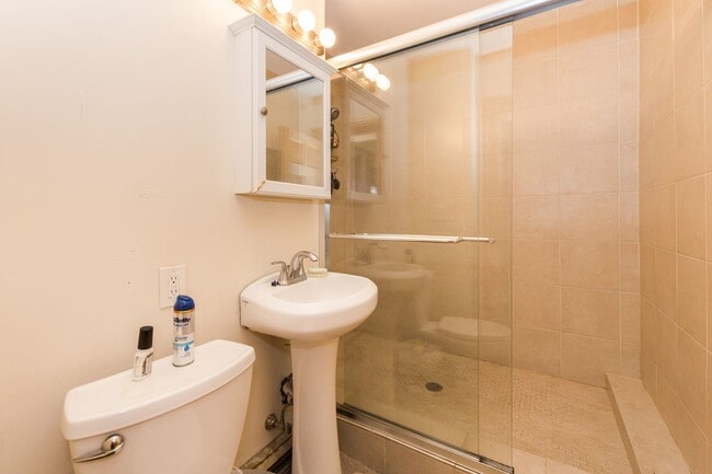 Foto del edificio - Spacious 6-Bed, 2-Bath Apartment Near Nort...