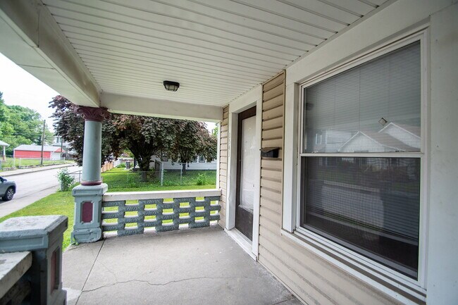 Foto del edificio - "Charming 3-Bed Duplex Retreat on E Ohio S...