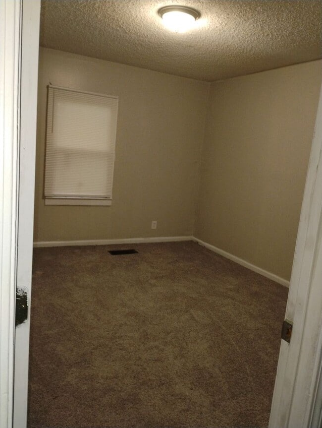 Building Photo - Must See Huge 5 Bedroom/3 Bathroom Home Fo...