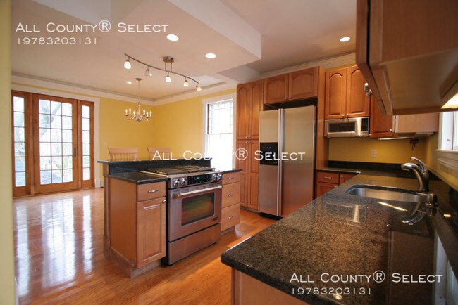Building Photo - 2 Bed in Downtown Beverly Victorian Home