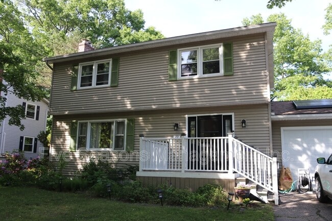 Building Photo - 70 Pleasant Ave