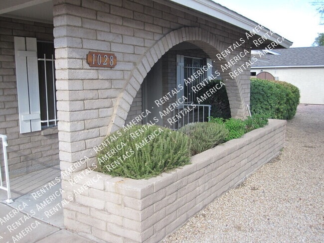 Building Photo - 1028 E Paradise Ln