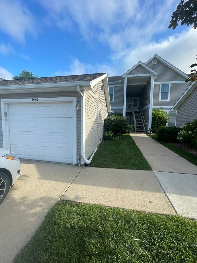Building Photo - Three Bedroom Condo in Fox Pointe!