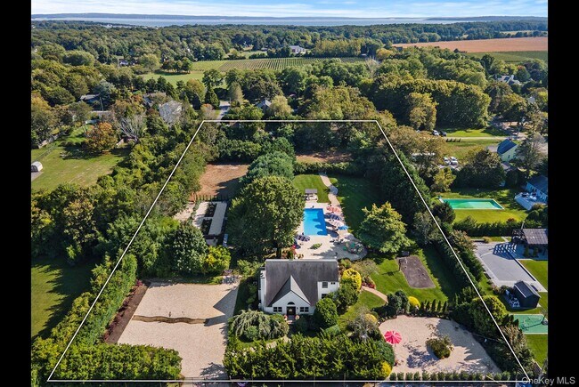 Foto del edificio - 525 S Harbor Rd