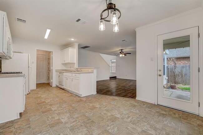 Building Photo - 1705 Darjeeling Dr