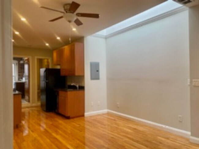 Building Photo - RARE 4 bed 2 bath in the NORTH END!!!!