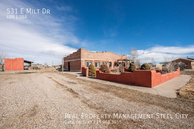 Foto del edificio - Horse Property with Barn & Workshop