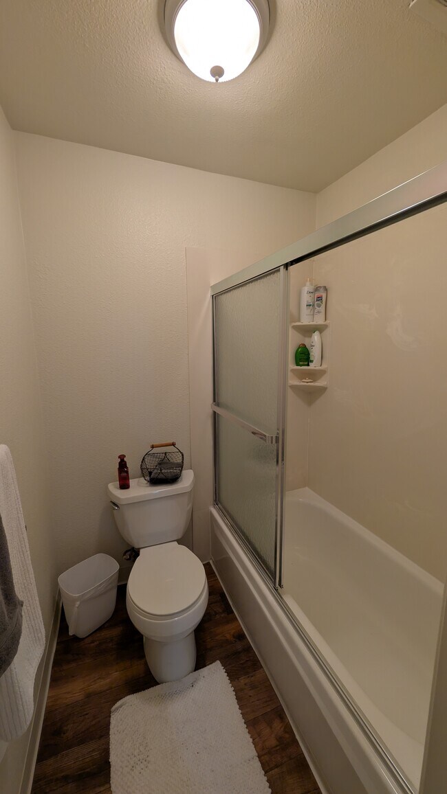 SV TH baño 1 - Stonegate Village Apartments