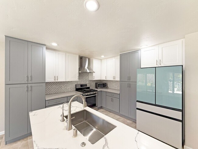 Foto del edificio - SD: Spacious 4BD/2BA Home in Mira Mesa with Large Backyard, 2-Car Garage & In-Unit Laundry