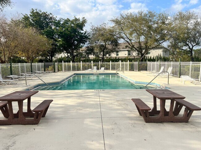 Foto del edificio - 14895 Pleasant Bay Ln