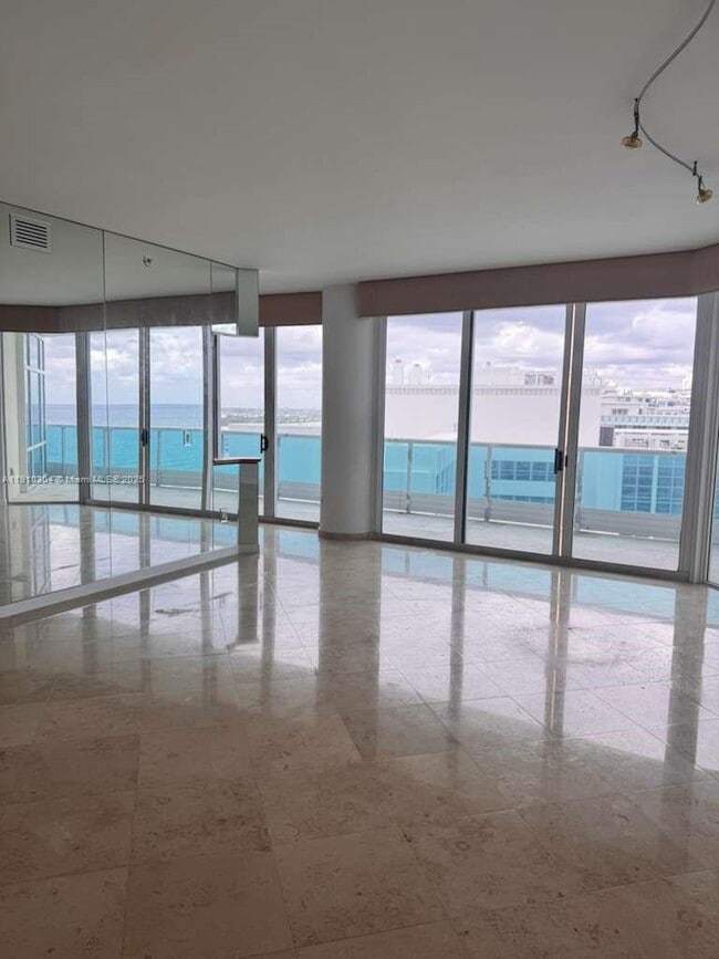 Building Photo - 5025 Collins Ave