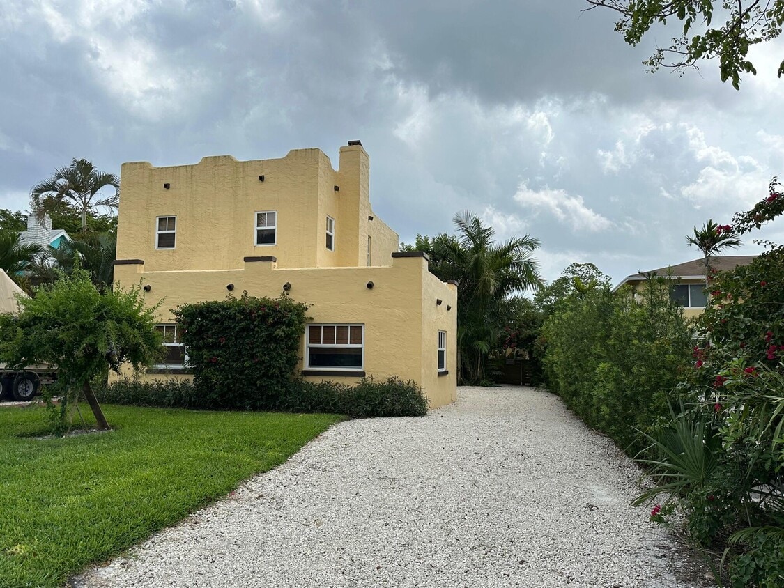 250 NE 12th St Unit Bldg 2, Delray Beach, FL 33444 Room for Rent in