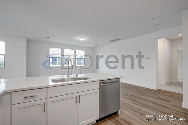 Foto del edificio - 5301 E Commerce Way